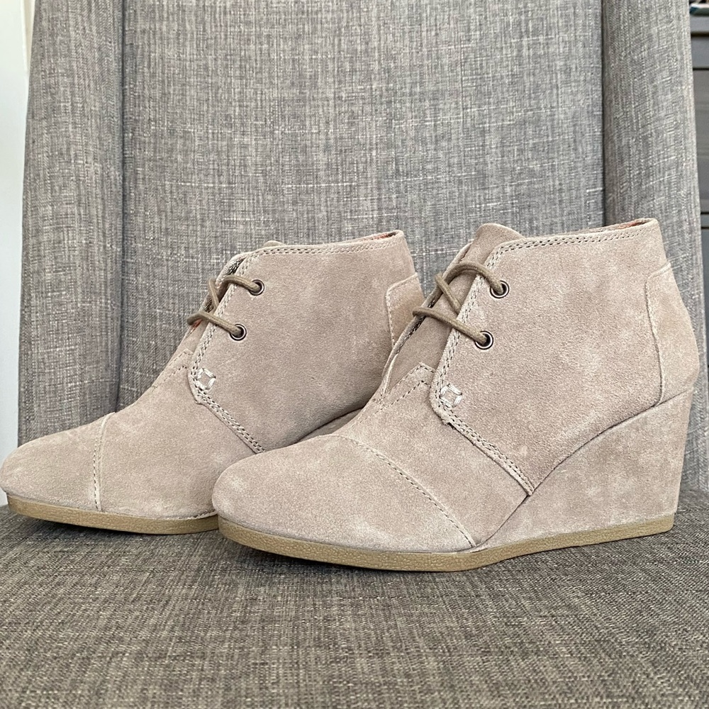 NEW TOMS Desert Wedge Taupe Suede Size 6